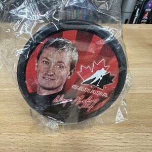 2002 McDonald's Team Canada WAYNE GRETZKY PUCK Salt Lake Olympics UNOPENED